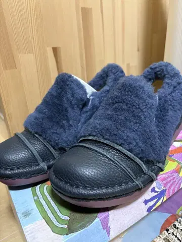 Estiiz 네이비 슬립온형 무스탕 부츠