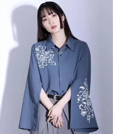 자수 들어간 파랑 긴팔 셔츠