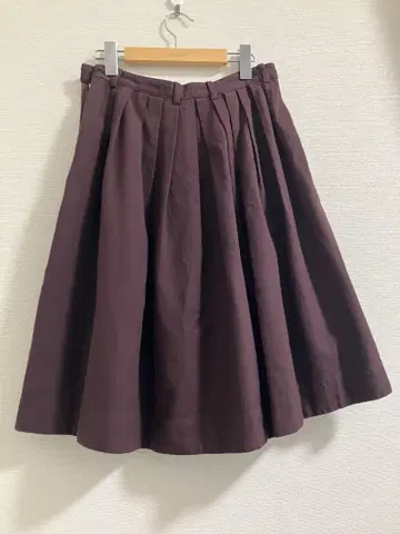 MHL. 플레어 스커트 크림슨 컬러