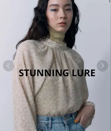STUNNING LURE 보틀넥 블라우스