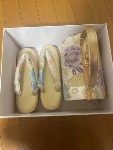 꽃무늬 자수 핸드백과 조리 세트
