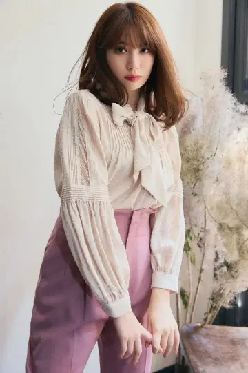 Her lip to Bow-Tie Lace Trimming Blouse