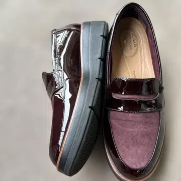 Clarks 버건디 로퍼