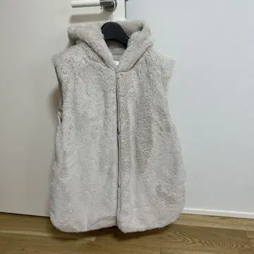 후드 부착 퍼 베스트 베이지