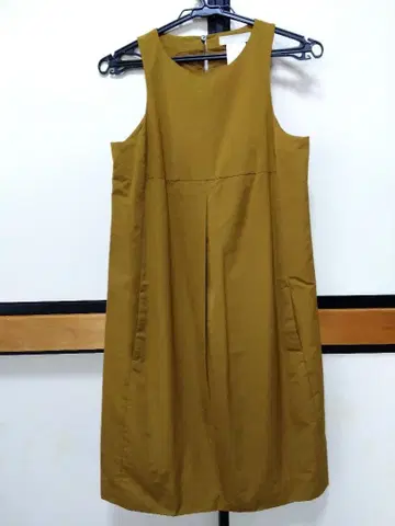 슬리브리스 A라인 원피스 머스타드