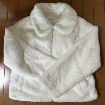 Honeys 카라 부착 화이트 퍼 자켓 M 사이즈 시착만 한 상품