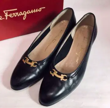Ferragamo 블랙 펌프스 골드 장식