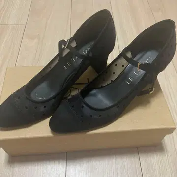 LE TALON 블랙 도트 무늬 하이힐
