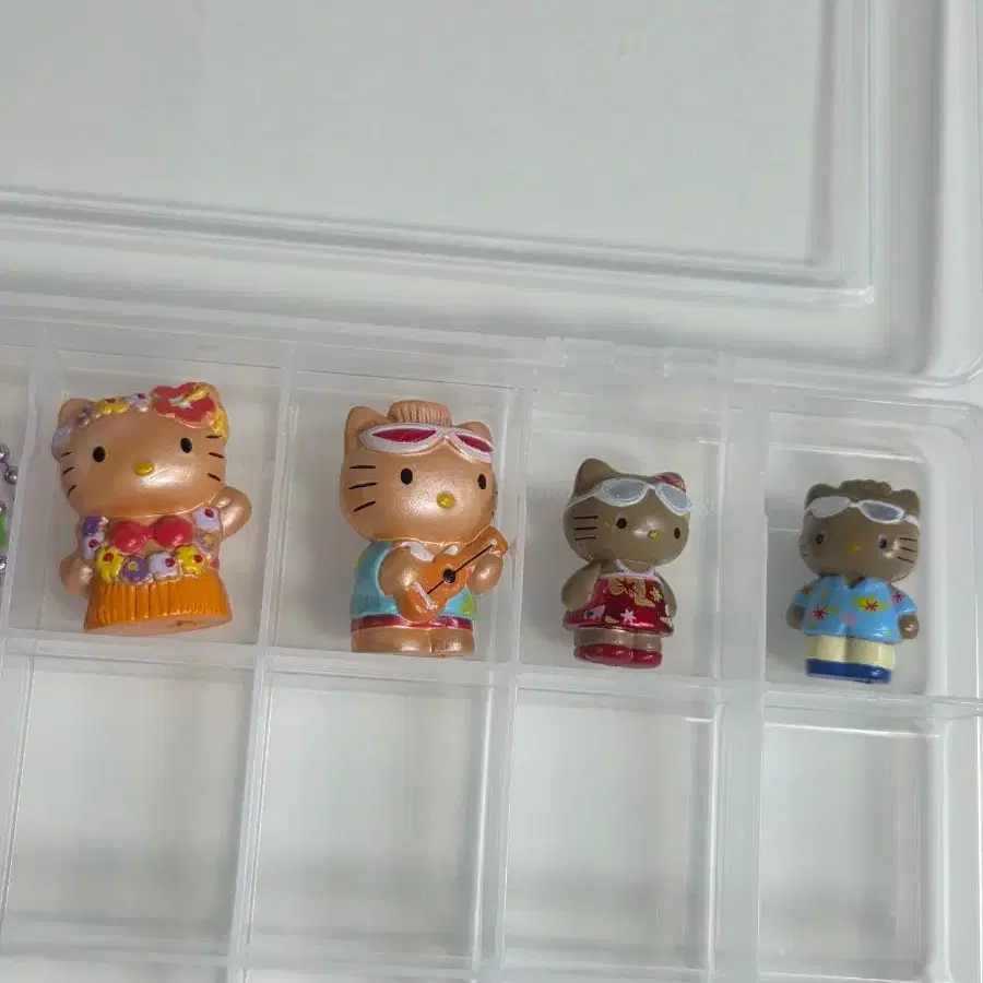 Classic Kitty Tanning Kitty Figure Set Bulk Sale. Classic Kitty Core