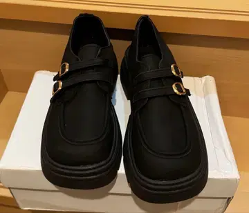 블랙 스트랩 통굽 로퍼