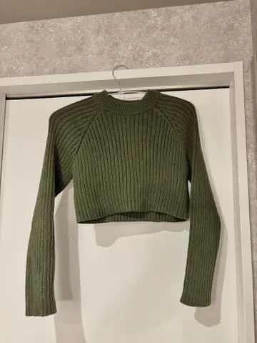 ZARA 올리브 그린 크롭 니트