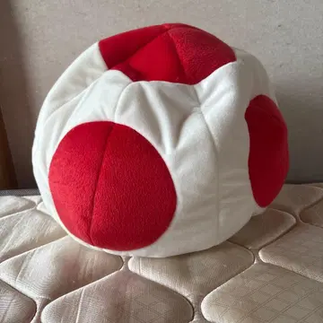 빨간색과 화이트 도트 무늬 쿠션