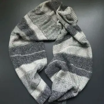 그레이 계열 스트라이프 니트 머플러