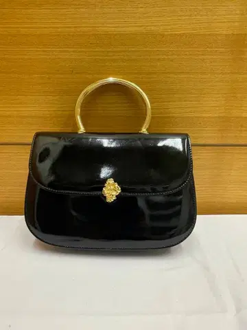 WAKO 블랙 에나멜 파티 백