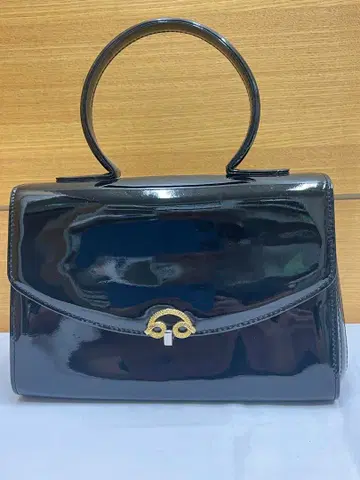 WAKO 에나멜 블랙 핸드백