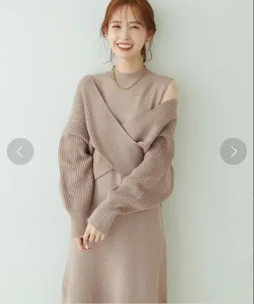 내추럴 쿠튀르 베이지 크로스 니트 슬리브리스 원피스