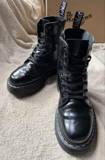 일본 한정판 닥터마틴 8홀 부츠 Dr. Martens 화이트 스티치