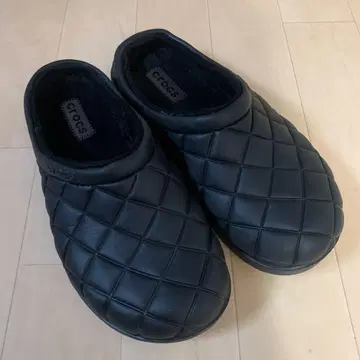 crocs 블랙 퀼팅풍 사보 샌들 M7 W9