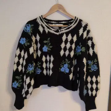 [ ZARA 완판템 ] 플라워 자카드 니트 꽃무늬 자수 숏 기장 가디건