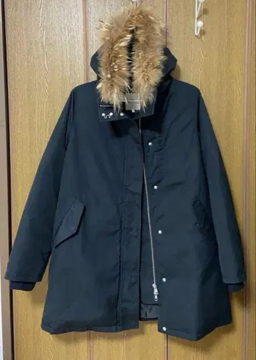 퍼 달린 블랙 다운 자켓