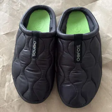 Oofos 블랙 샌들 퀼팅 디자인
