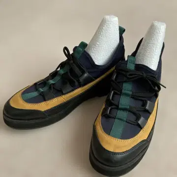 HARE 스니커즈