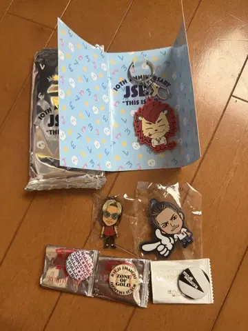 10주년 기념 키링 세트와 배치