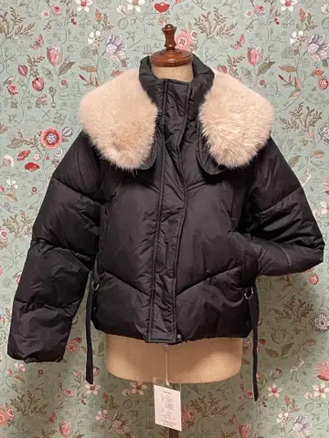 미사용 새상품 퍼 카라 부착 블랙 다운 자켓