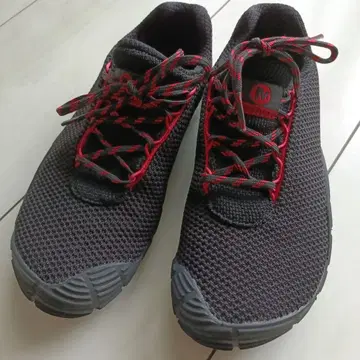 MERRELL 베어풋 블랙 스니커즈