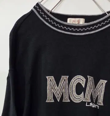 MCM 블랙 로고 자수 크루넥 트레이닝복