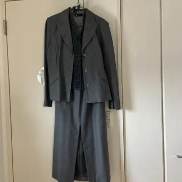 Aujard 그레이 스커트 셋업