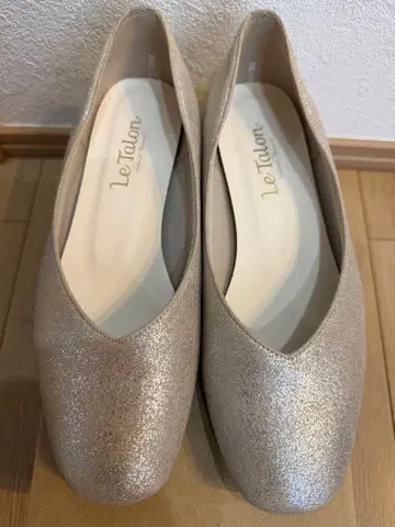 르 탈론 스퀘어 V컷 플랫슈즈 골드 계열 실버 23cm