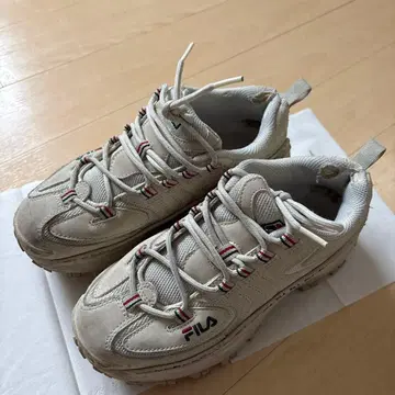 FILA 화이트 스니커즈 사용감 있음
