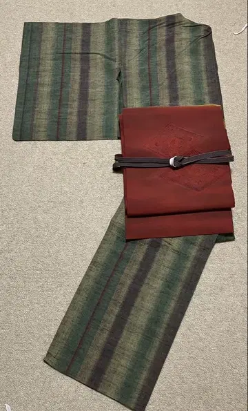 홑옷 명주 줄무늬 패턴 넉넉한 옷받이 부착 모스그린 브라운 빨간색