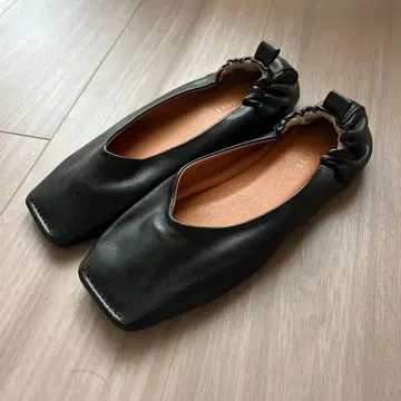 블랙 스퀘어토 플랫슈즈