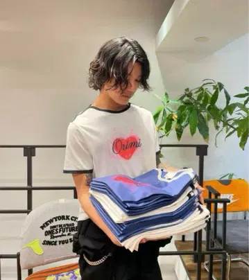 ORIMI SOUVENIR TSHIRT 24ss 포커즈 츠카사 착용