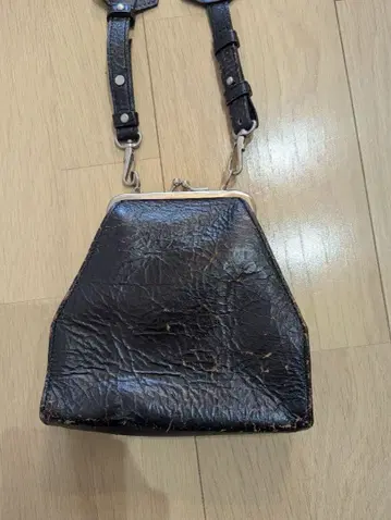 비고타 블랙 가죽 숄더백