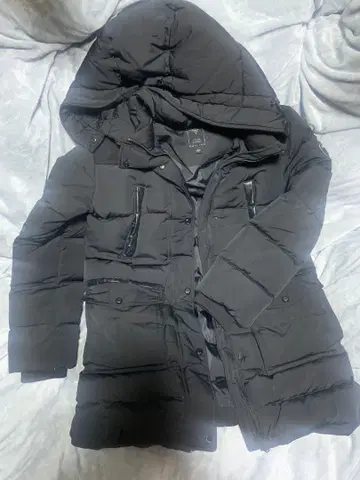 GUESS 블랙 다운 자켓 후드 부착