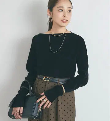 [ 새상품 ] un dix cors 시어 벨로아 오프숄더 턱 풀오버