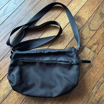 The North Face 블랙 숄더백 선착순