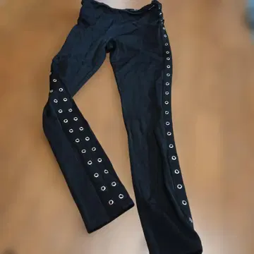 GUESS 블랙 아이렛 스키니 팬츠