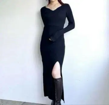 EMODA 커브 넥 리브 슬릿 원피스