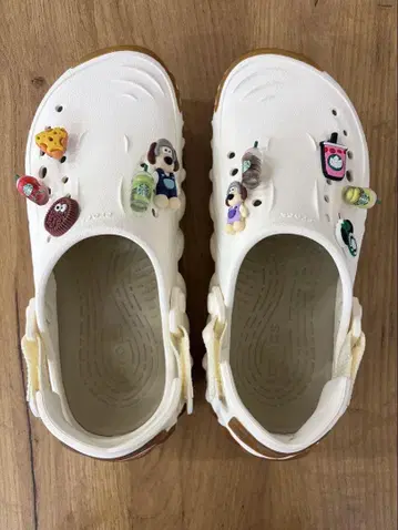 Crocs 참 포함 화이트 클로그 샌들