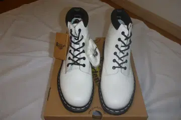 [ 새상품 ] Dr.Martens 닥터마틴 6홀 하프 부츠 화이트