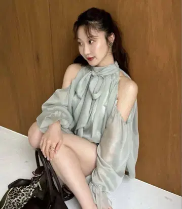 드레이프 보타이 쉬폰 블라우스 LILY BROWN
