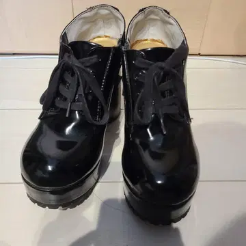 블랙 광택 레이스업 부츠