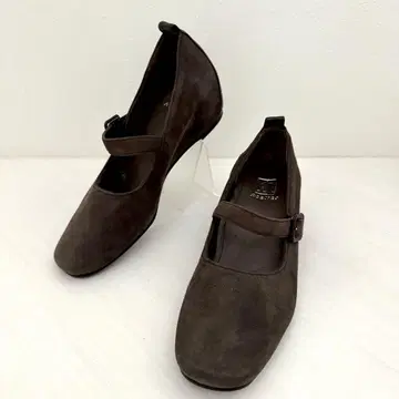 아틀리에 브라운 스웨이드 스트랩 플랫슈즈 멜리 제인