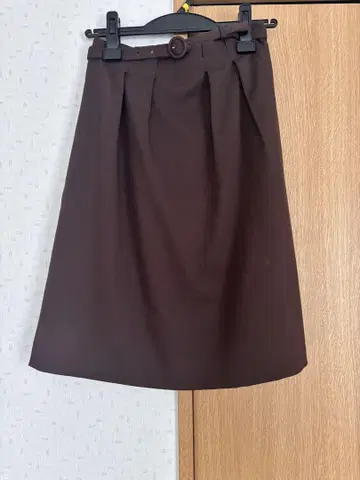 AOKI LESMEU 다크 브라운 플리츠 스커트