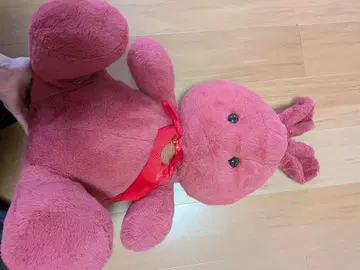 빨간색 토끼 모양 봉제 인형