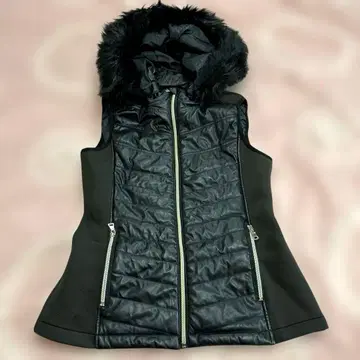 GUESS 후드 부착 블랙 퀼팅 베스트